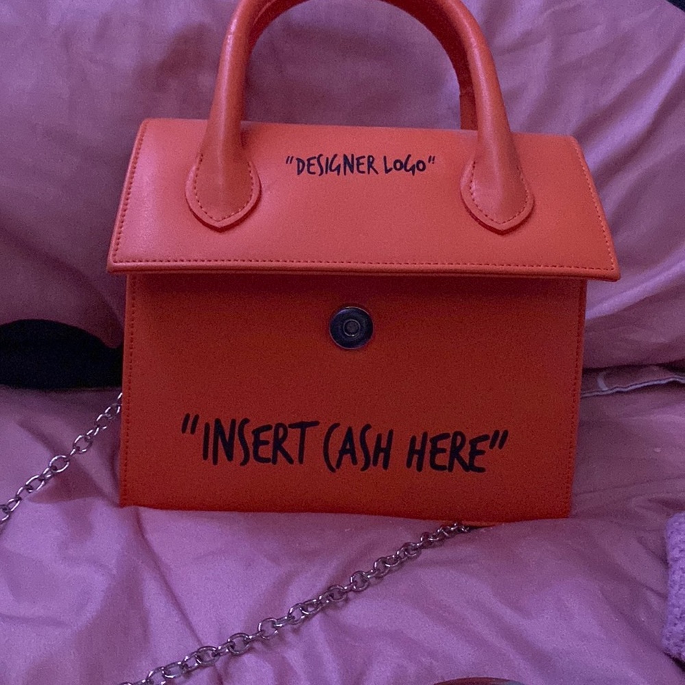 This bag is so adorable! It’s very spacious and it’s of the best quality!